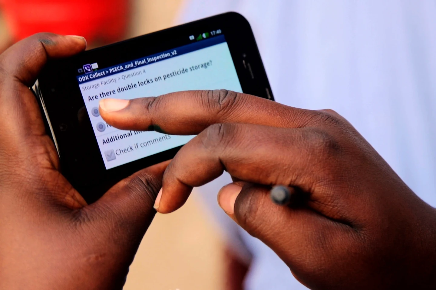 Abakozi bakoresha telefoni mu gukusanya amakuru