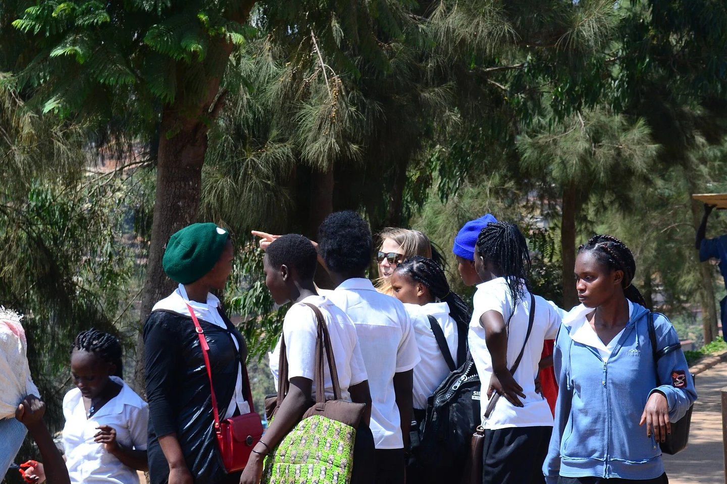 Abantu bahura kandi baganira mu Rwanda