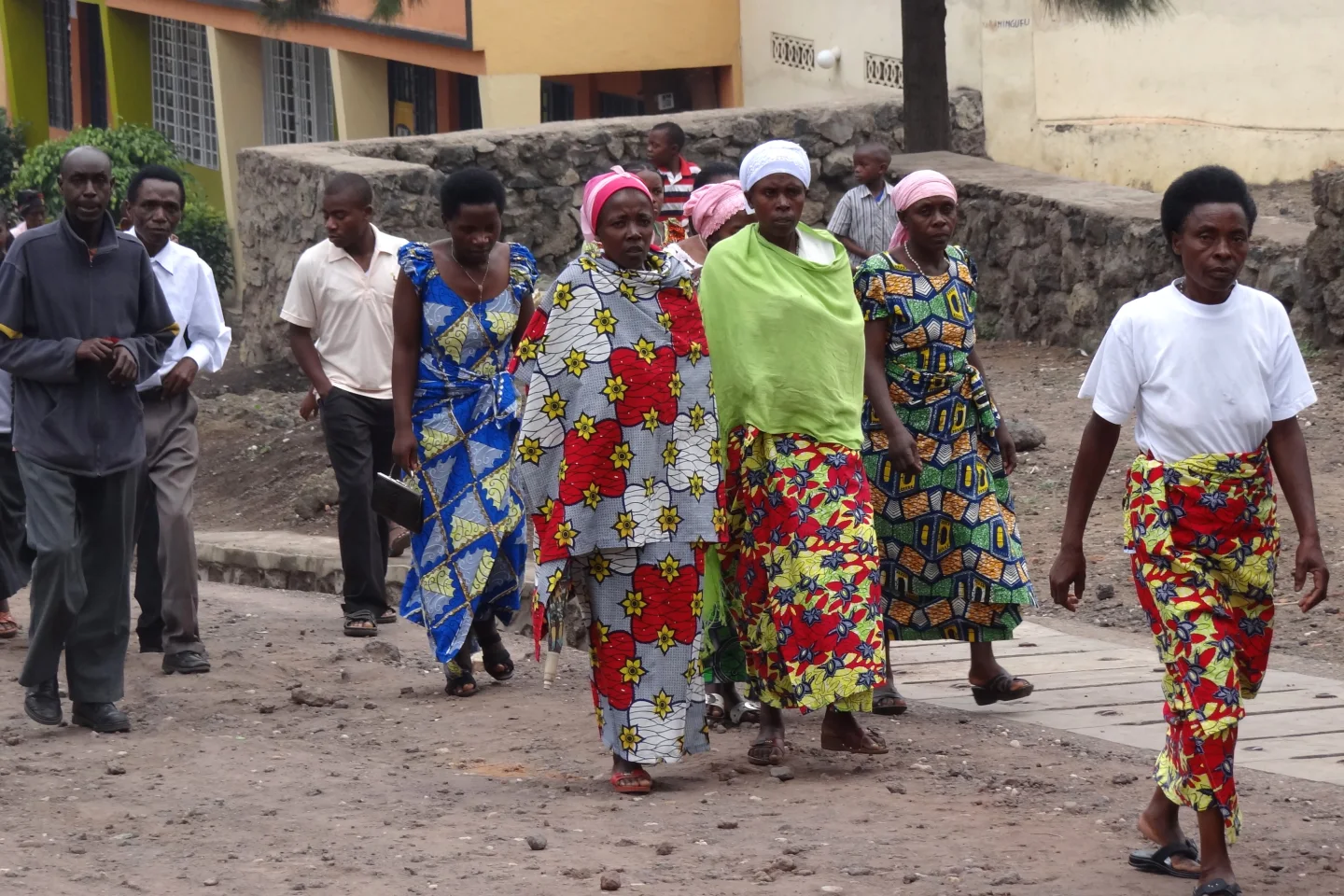 Abaturage bagenda mu muhanda wa Rubavu